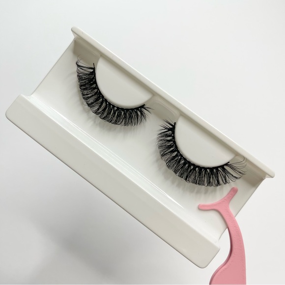 Khloe Lashes - Picture 3 of 3